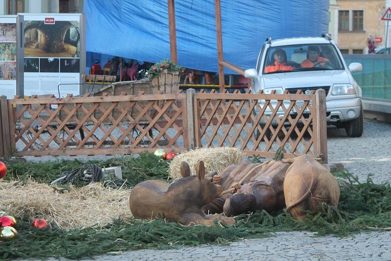 Sotva ve Znojmě začal v neděli advent, vánoční strom na Horním náměstí nevydržel nápor silného nočního větru a v noci na pondělí se skácel k zemi.