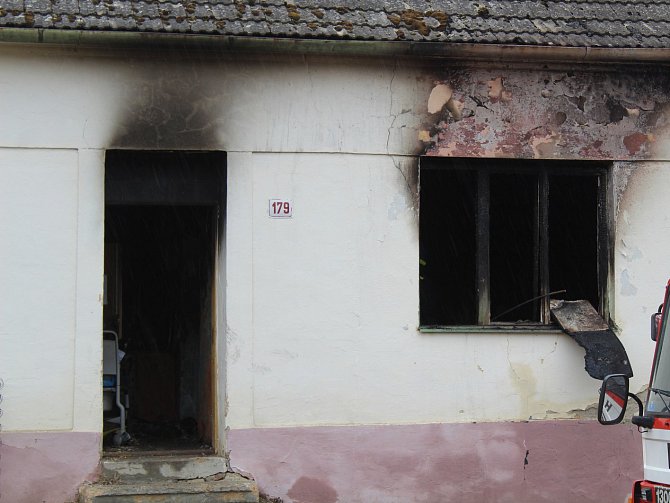 Tragický požár rodinného domu v Oleksovicích, při kterém zahynuly tři malé děti.