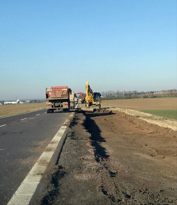 Na I/53 mezi Znojmem a Lechovicemi začali pracovat stavbaři.