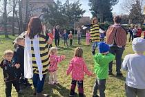 Děti z mateřské školy v Příměticích přivítaly jaro. Včelkám pomohly přenést pyl