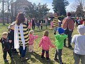 Děti z mateřské školy v Příměticích přivítaly jaro. Včelkám pomohly přenést pyl