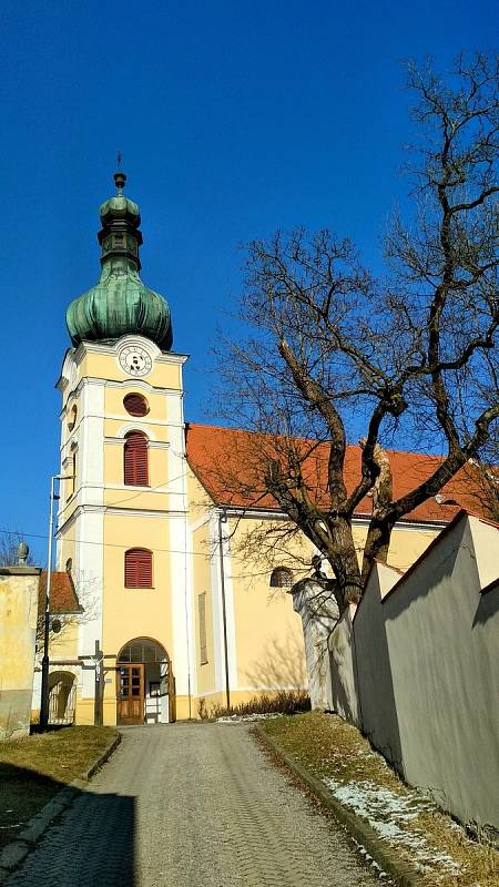 Kostel se nachází přímo v centru Vranova nad Dyjí. Zimní pohled na hranolovou věž s cibulovitou bání a hlavní vstup do kostela.