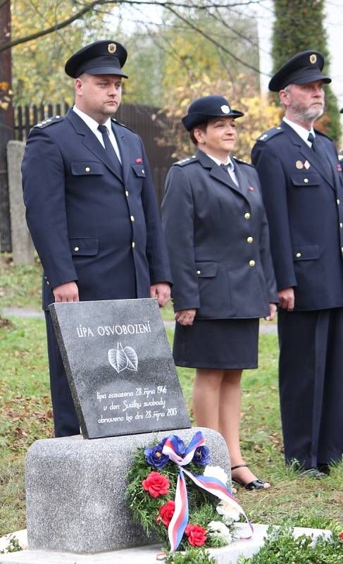 S předstihem, už v pátek 25. října, oslavili obyvatelé Vranova nad Dyjí 95. výročí vzniku samostatného československého státu. Při této příležitosti obnovili původní památník z roku 1946 v parčíku v Bítovské ulici a vysadili Lípu osvobození.