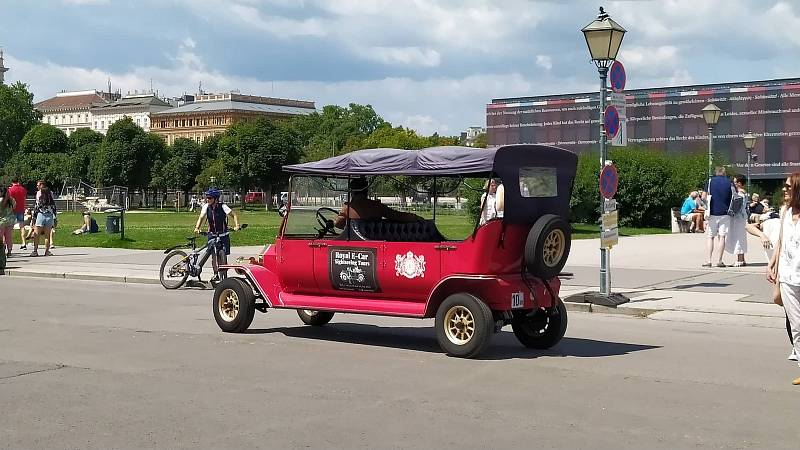 Z letního výletu do Vídně. Heldenplatz v Hofburgu.