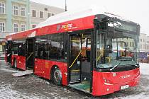 Zástupci dopravních společností představili nové bezbariérové autobusy pro městskou hromadnou dopravu. Nové autobusy, z nichž šest pohání plyn, vyrazí do ulic Znojma 1.1.2010.