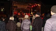 Na znojemském Horním náměstí se letos ke společnému zpívání koled sešlo asi dvě stě lidí. Z pódia jim zpíval pěvecký sbor ze Základní školy Pražská.