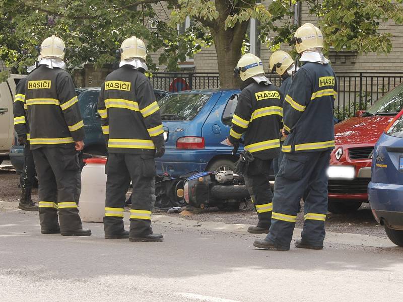 Policisté a záchranáři vyjížděli v pondělí dopoledne k nehodě skútru a osobního auta do Rooseveltovy ulice ve Znojmě.