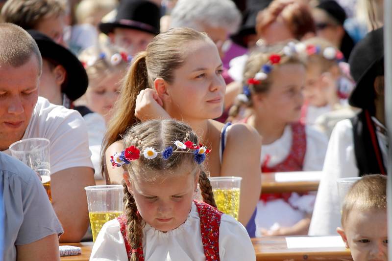 Krhovičtí slavili. Mohou oficiálně používat znak obce a prapor.