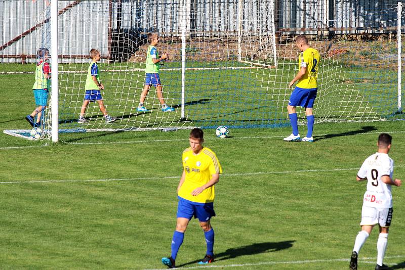 Tasovičtí fotbalisté (v bílém) zvítězili v neděli na domácím hřišti 6:0 nad celkem Velké Bíteše v rámci 7. kola divize D.