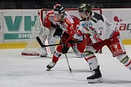 Hokejisté Znojma (v červeném) sehráli o prvním březnovém pátku druhé kolo čtvrtfinále play-off EBEL. Na domácím ledě hostili italské Bolzano.