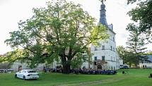 Obnova Státního zámku Uherčice na Znojemsku.  Dobročinný koncert festivalu Hudba Znojmo.