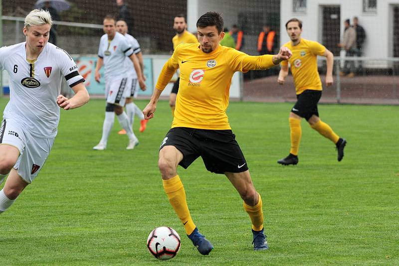 Fotbalisté divizních Tasovic (v bílých dresech) remizovali v sobotu na hřišti Rosic 0:0.