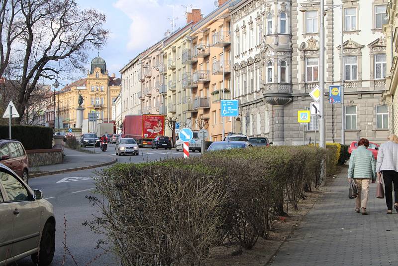 Kruhový objezd na Mariánském náměstí a přilehlé ulice ve středu 22. března kolem čtvrté hodiny odpolední.