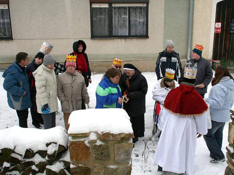 Tříkráloví koledníci obcházeli obyvatele domů ve Znojmě - Hradišti. 