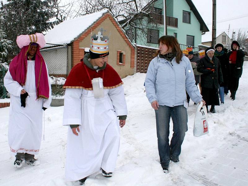 Tříkráloví koledníci obcházeli obyvatele domů ve Znojmě - Hradišti. 