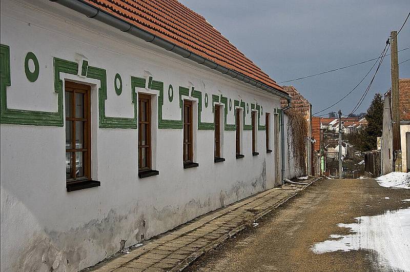 Zdobné architektonické prvky zpestřovaly i fasády hospodářských budov. Většinou jsou dílem místních řemeslníků a jsou inspirovány přírodními motivy. Zdobnost fasád ukazovala i na majetnost vlastníků usedlostí.