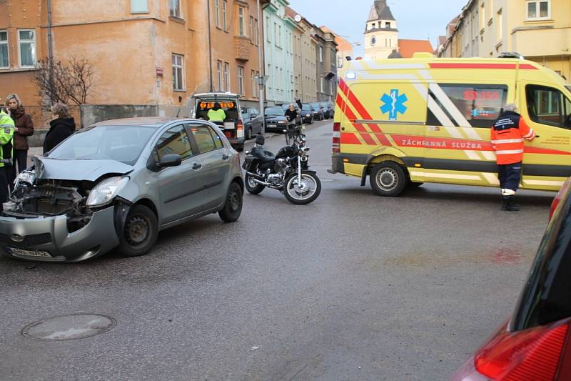 Na křižovatce znojemské ulici 17. listopadu a Bezručovy ulice se o půl čtvrté odpoledne srazila motorka s osobním autem.