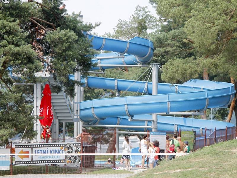 Camping Vranovská pláž byl v parných červencových dnech zcela obsazen turisty.