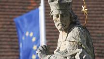 Blížkovice měly ve sváteční den 28. října slavnost. Otevřeli opravené náměstí. Na jedno z největších náměstí trojúhelníkového půdorysu v zemi dohlíží i svatý Jan Nepomucký. Vlajka EU má hvězd o něco více…