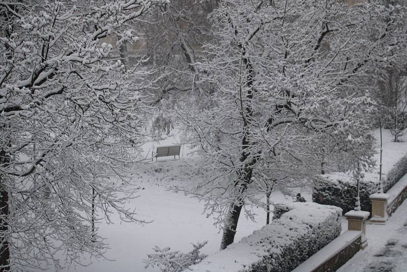 Sníh zasypal ve čtvrtek ráno Znojmo. Na snímku pohled na Dolní park.