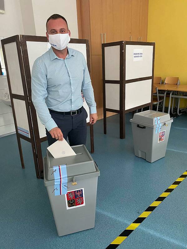 Jan Grois, starosta Znojma vhodil volební lístek do urny mezi prvními.