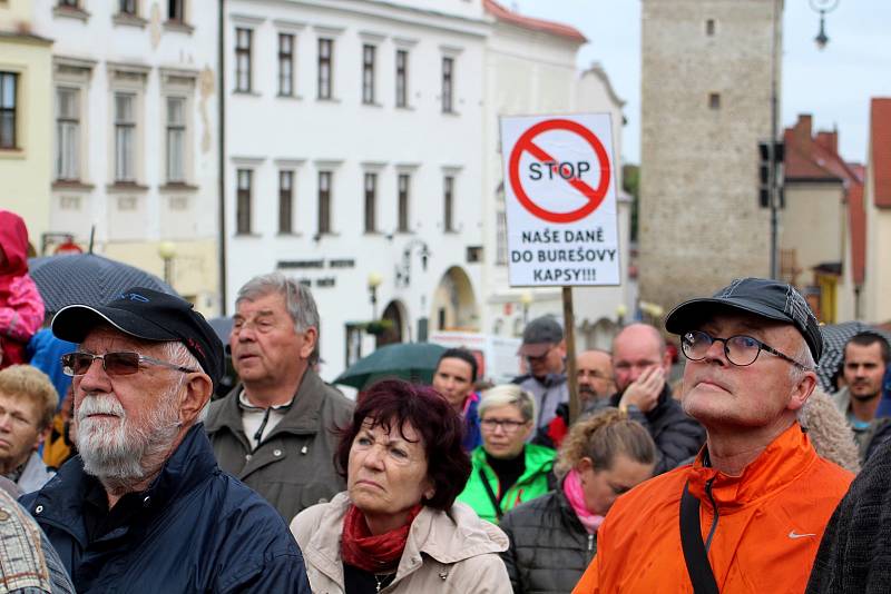 Ve Znojmě protestovalo proti krokům premiéra Babiše a za fungující justici i vládu mezi dvěma až třemi stovkami lidí.