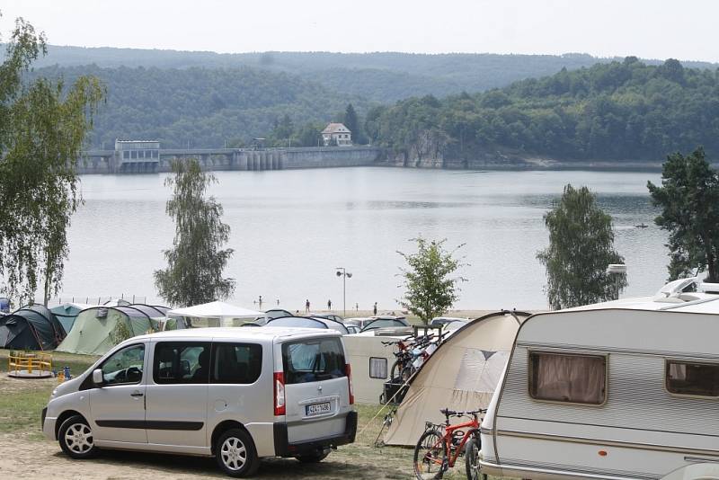 Camping Vranovská pláž byl v parných červencových dnech zcela obsazen turisty.