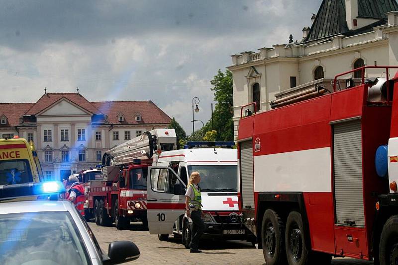 Školáky ze znojemské základní školy na Náměstí Republiky museli v pondělí po jedné hodině odpolední evakuovat znojemští profesionální hasiči. 