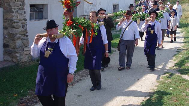 Tradiční zarážení hory uspořádal v sobotu Spolek přátel Hroznové kozy.