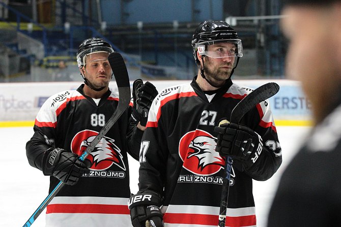 Znojemští hokejisté (černočervení) porazili v posledním přípravném utkání před startem mezinárodní soutěže EBEL tým z Drážďán 4:1.
