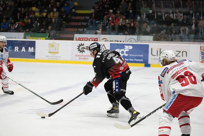 Poslední zářijový pátek vyzvali hokejoví Orli (v černém) ve třetím kole rakouské ligy ICEHL loňského mistra z Klagenfurtu.