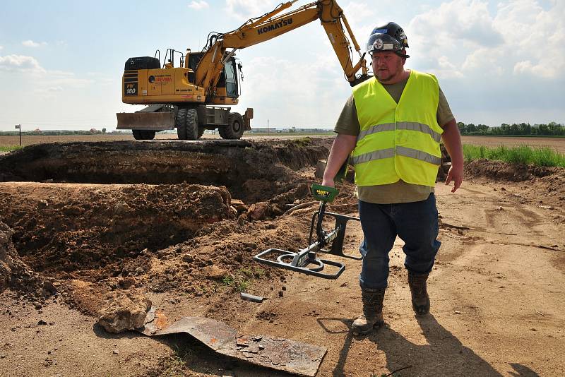 Pyrotechnik Petr Dostál má oči na stopkách. S detektorem kovů se snaží nevybuchlou munici pod rekonstruovanou silnicí I/53 u Znojma.