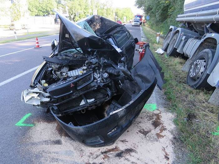 Na silnici číslo 415 se čtvrt hodinu před sedmou ranní čelně srazilo osobní a nákladní auto. Podle prvotních zjištění nedala řidička osobního vozidla náklaďáku přednost. Střet obou aut byl pro ni tragický a na místě podlehla svým zraněním.