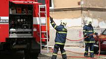 Školáky ze znojemské základní školy na Náměstí Republiky museli v pondělí po jedné hodině odpolední evakuovat znojemští profesionální hasiči. 
