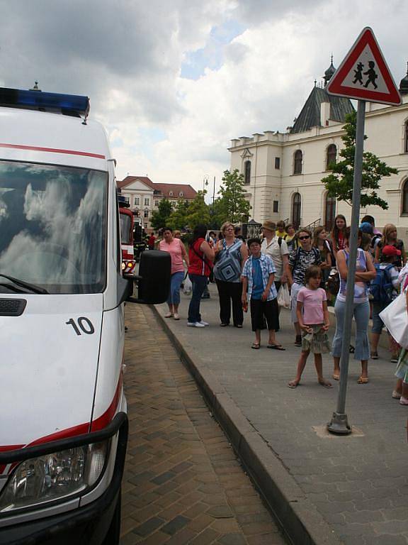 Školáky ze znojemské základní školy na Náměstí Republiky museli v pondělí po jedné hodině odpolední evakuovat znojemští profesionální hasiči. 