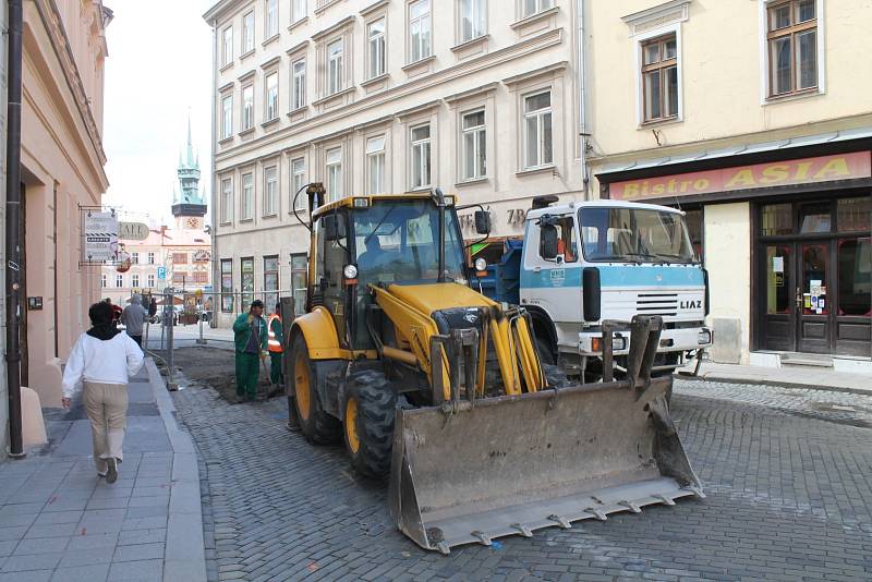 Na Divišovo náměstí vjela těžká pracovní technika. Začaly jeho opravy a tím i dopravní uzavírky v místě.