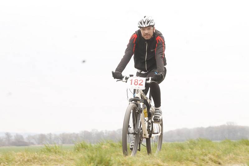 Cyklisté zahájili letošní sezonu. Tradičně na Hrušovansku a na setkání Primavera bike. O medaile nešlo, důležité bylo setkat se a společně vyrazit. Sezonu symbolicky zahájil výstřelem ze startovací pistole vítěz Závodu míru z roku 1964 Jan Smolík.