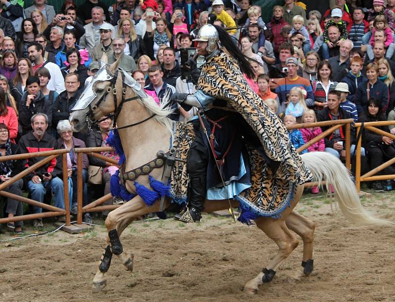 Rytířské turnaje na kolbiští v Horním parku přilákaly v sobotu před polednem davy lidí. Atraktivní podívané přihlížel také královský pár.