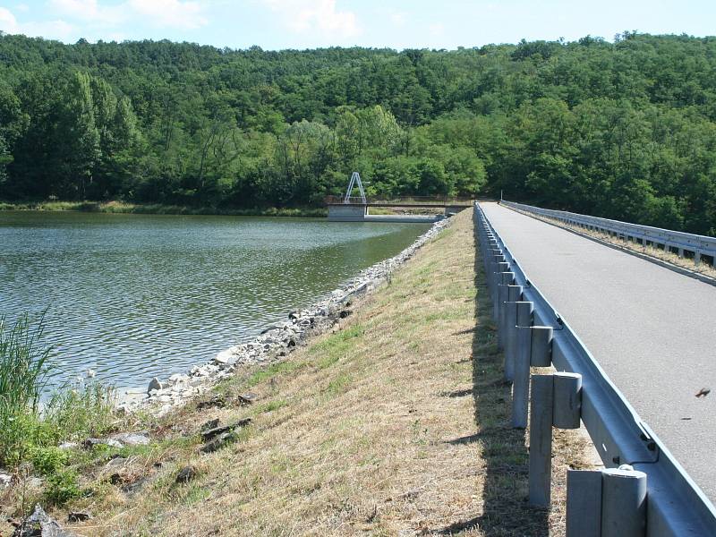 Dunajovická přehrada by měla být již v září zcela bez vody, postupné vypouštění začne v polovině srpna. Důvodem jsou revize a opravy, do kterých se pustí Povodí Moravy.