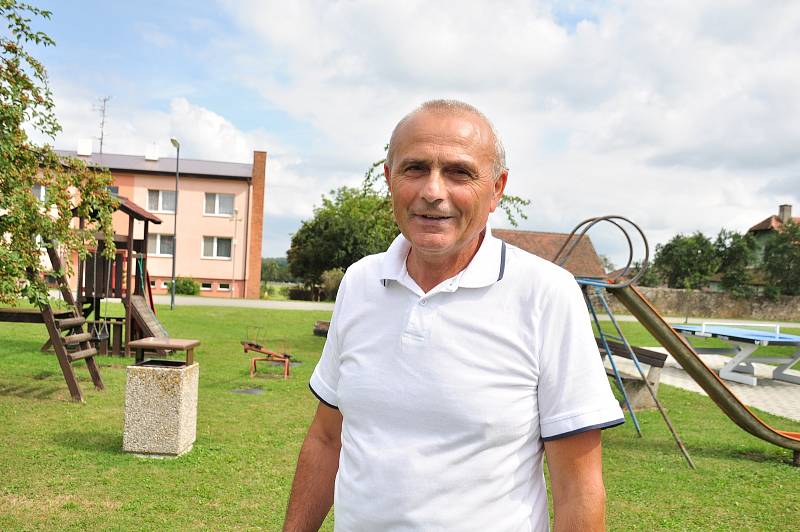 Starostou městyse Vratěnín na Znojemsku se Martin Kincl (na snímku)  stal poprvé v roce 1990, v čele obce vytrval dodnes a kandiduje i ve svých 65 letech znovu.