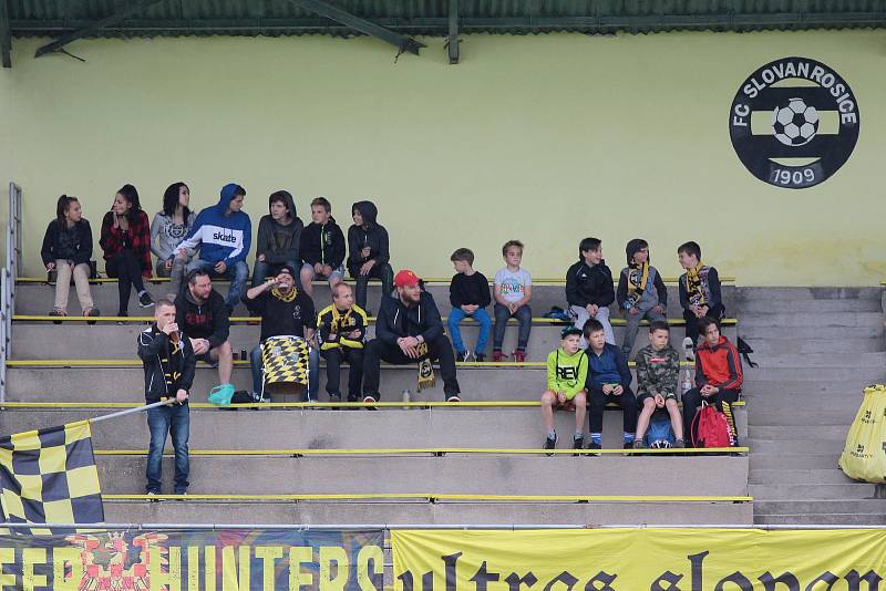 Fotbalisté divizních Tasovic (v bílých dresech) remizovali v sobotu na hřišti Rosic 0:0.