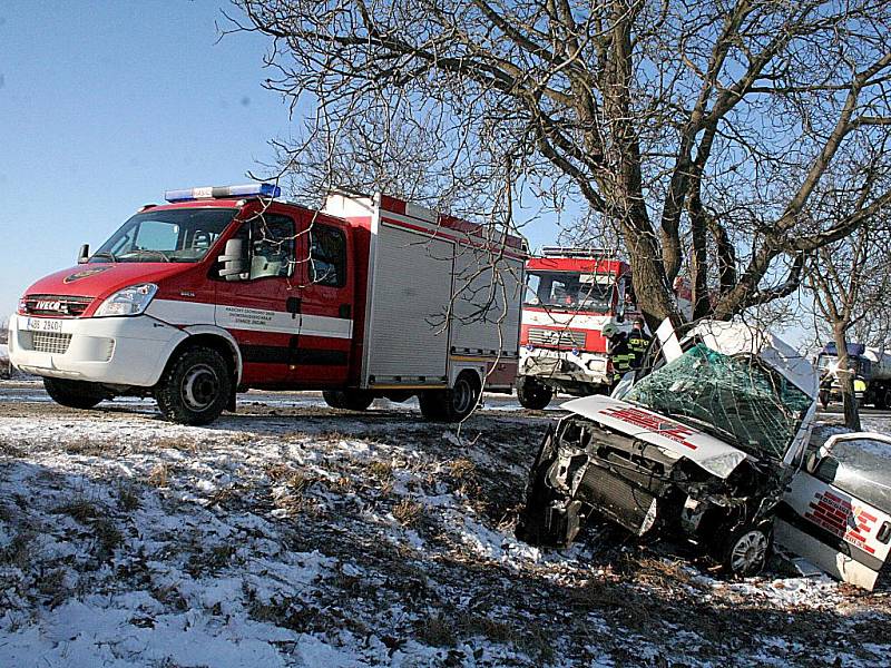 Mezi Načeraticemi a Znojmem havarovalo auto. Řidič se vážně zranil.