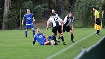 Fotbalisté Dobšic (bílí) přivítali v okresním derby 1. A třídy skupiny A  tým Moravského Krumlova, kterému podlehli 0:2.