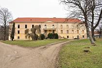Chátrající zámek v Hrušovanech nad Jevišovkou má být opraven.