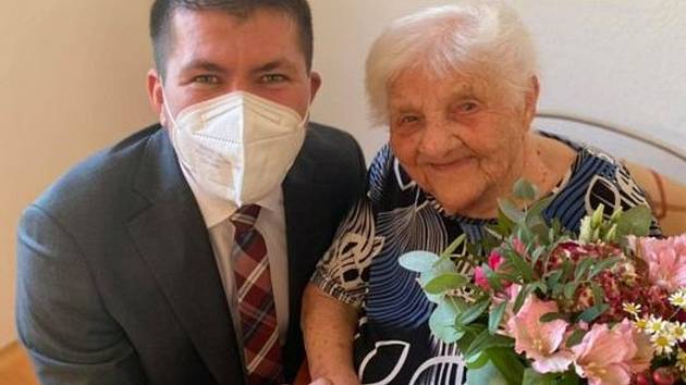 Alžběta Czakerová ze Znojma při oslavě 102. narozenin ve společnosti starosty města Jakuba Malačky.