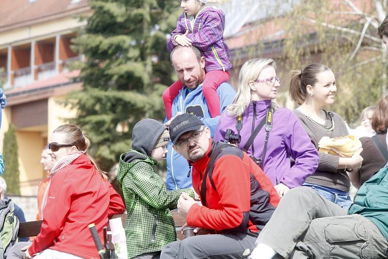 Nevšední podívanou si nenechaly ujít stovky lidí v pátek 15. dubna. Na vodu vranovské přehrady dosedla nekvětší loď na Moravě. Šedesátitunový Poseidon.