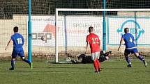 Fotbalisté Moravského Krumlova (v modrém) remizovali 1:1 v sobotním zápase krajského přeboru s Boskovicemi.