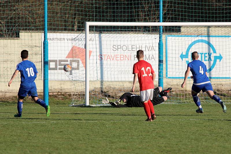 Fotbalisté Moravského Krumlova (v modrém) remizovali 1:1 v sobotním zápase krajského přeboru s Boskovicemi.