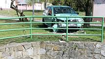 Ke kuriozní havárii došlo v noci z pondělí na úterý v Hnanicích. Osobní auto tam vyjelo mimo hlavní silnici a narazilo do sochy svatého Jana Nepomuckého.