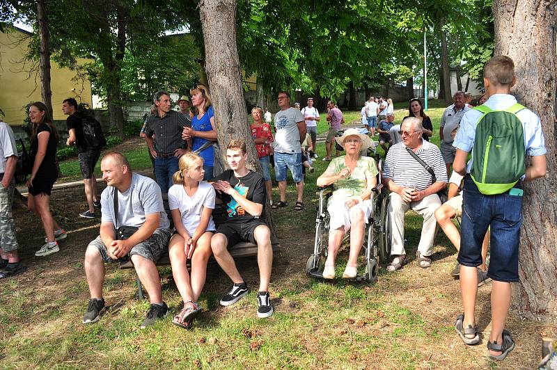 V Miroslavi na Znojemsku oslavili 800 let města meruňkobraním a soutěží o Krále knedlíků.